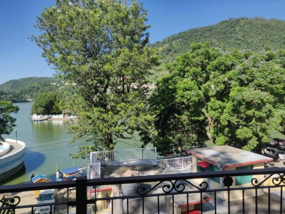 The Periwinkle Homestay Bhīm Tāl Екстериор снимка